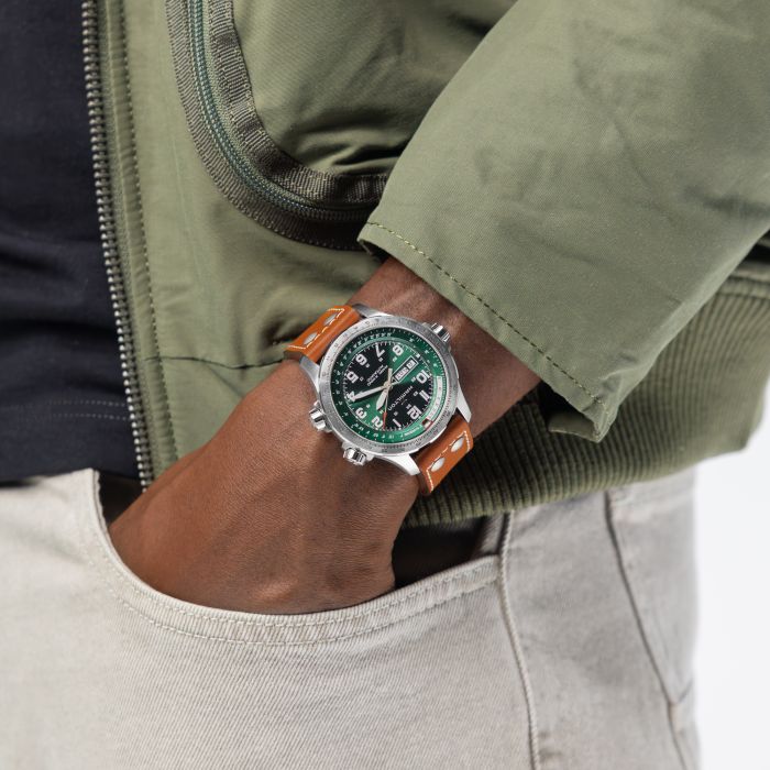 卡其航空系列超越风速星期日历腕表 9