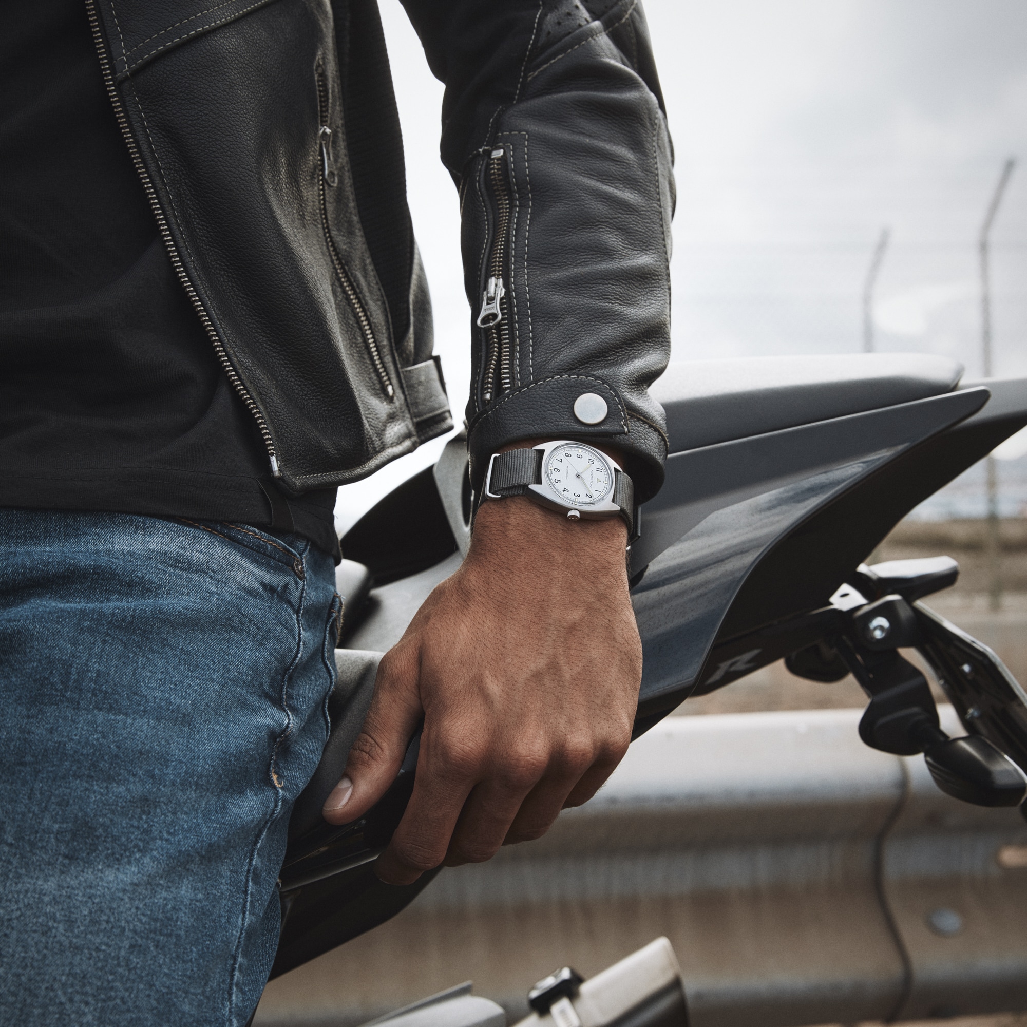 Khaki Aviation GREY STRAP 18mm - Farbe des Armbands:Grau 