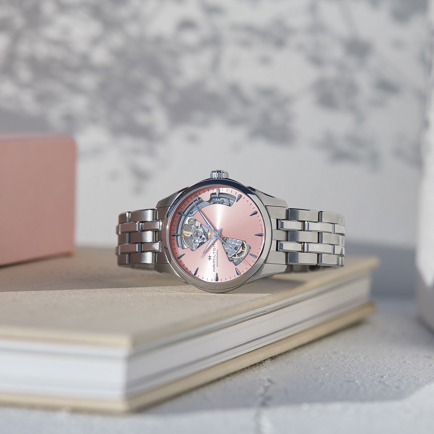 Accueillez le printemps avec nos montres rosées